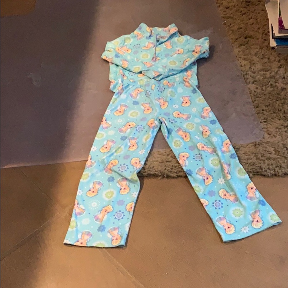 Girls frozen’s Elsa pajamas